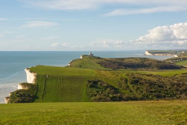 Doğu Sussex, İngiltere 'de Eastbourne yakınlarındaki Beachy Head' in güney çıkışında. Belle Tout ile eski deniz feneri ve beyaz tebeşir uçurumları. 