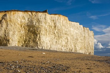 Doğu Sussex, İngiltere 'de Eastbourne yakınlarındaki Beachy Head' de beyaz tebeşir kayalıkları. Birling Gap 'teki bir sahil manzaralı..