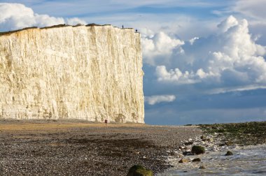 Doğu Sussex, İngiltere 'de Eastbourne yakınlarındaki Beachy Head' de tebeşir kayalıkları. Birling Gap 'teki bir plajdan görülmüş. Tanınmayan insanlarla..