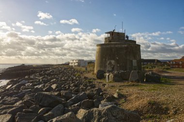 Eski Napolyon savunma kalesi Martello Kulesi Eastbourne, Doğu Sussex, İngiltere 'deki Hükümdar Limanı girişinde.