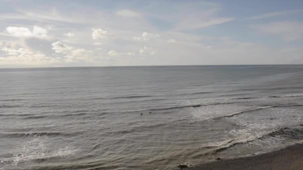 英国东萨塞克斯的白令海峡 两名冲浪选手在海里 英吉利海峡 — 图库视频影像