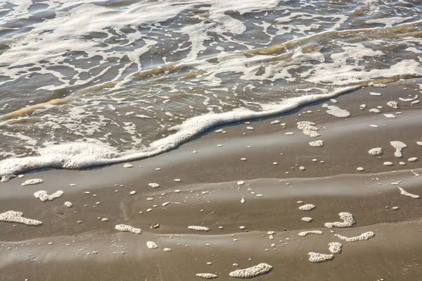 砂浜の海の端に小さな波 リトルハンプトン ウェストサセックス イギリス — ストック写真