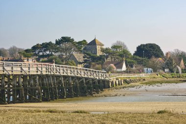 Adur Nehri üzerindeki Eski Shoreham Köprüsü ve Batı Sussex, İngiltere 'deki Shoreham' daki Aziz Nicholas Kilisesi.