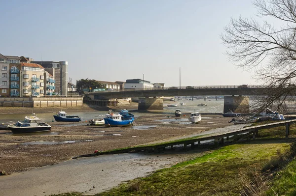 Rzeka Adur Podczas Odpływu Mostem Drogowym Shoreham West Sussex Anglia — Zdjęcie stockowe