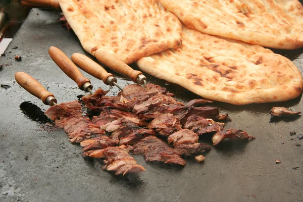 Célèbre kebab de repas turc, sur le gril — Photo