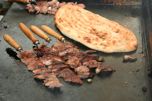 Célèbre kebab de repas turc, sur le gril — Photo