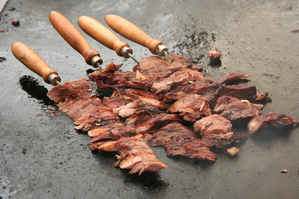 Célèbre kebab de repas turc, sur le gril — Photo