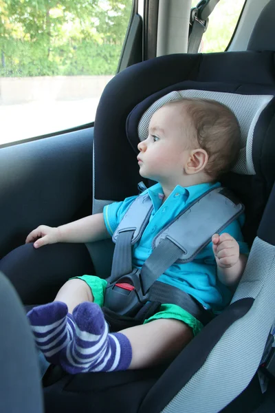 Barn i bilbarnstol för säkerhet, leta utanför — Stockfoto