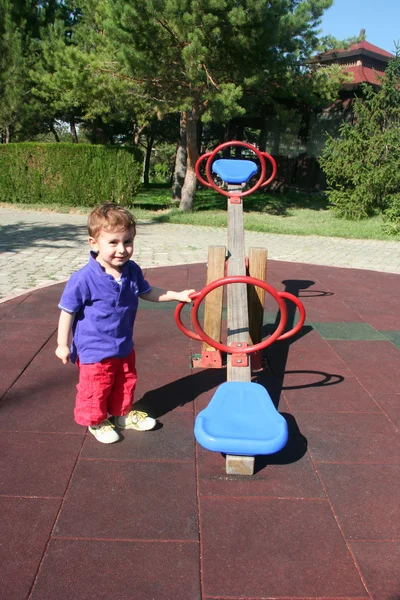 Kleine jongen in het park — Stockfoto
