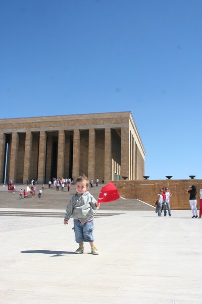 Ребенок у аниткабира, муссулум Ататюрка, основателя Турции
