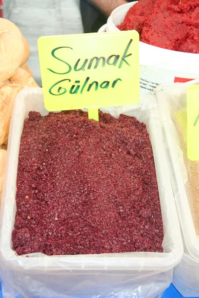 Un sano sumac in polvere al bazar in vendita — Foto Stock