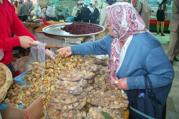 Staruszka podczas zakupu suszonych fig na bazar, w ankara — Zdjęcie stockowe