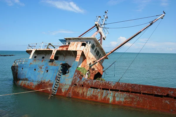 Ένα παλιό ναυάγιο πλοίο που βυθίζεται στη μαύρη θάλασσα — Φωτογραφία Αρχείου