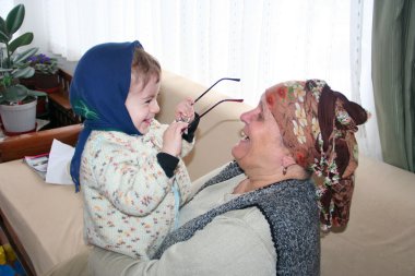 büyük anne ve büyük oğlu birlikte