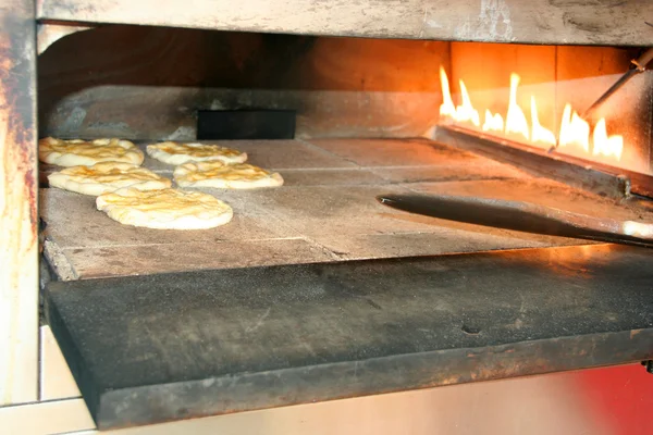 パンとオーブン暖炉の内側 — ストック写真