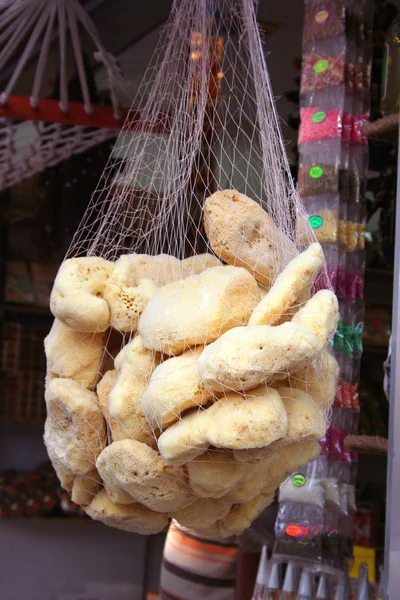 Přírodní houby, suvenýrů a granáty na prodej na tržišti — Stock fotografie