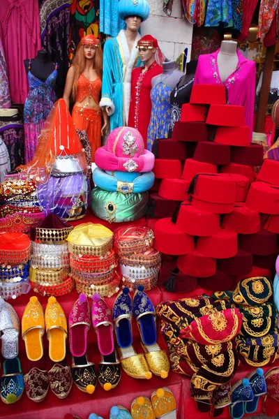 Chinelos tradicionais, fez e caftan em exposição em um mercado de rua turística em Istambul — Fotografia de Stock