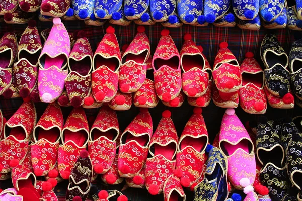 Chinelos tradicionais em exibição — Fotografia de Stock