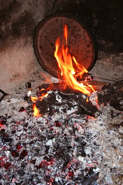 Brandende kolen ember vuur en een pot op de traditionele Turkse keuken — Stockfoto