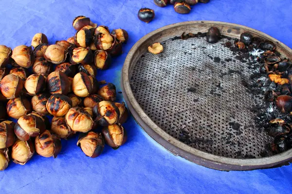 Deliciosas castanhas grelhadas como fundo — Fotografia de Stock