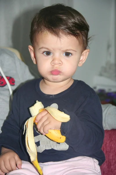 Tyttö syö banaania — kuvapankkivalokuva