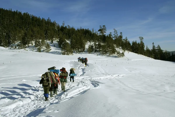 Besneeuwde pad naar de aladaglar op zonnige dag — Stockfoto