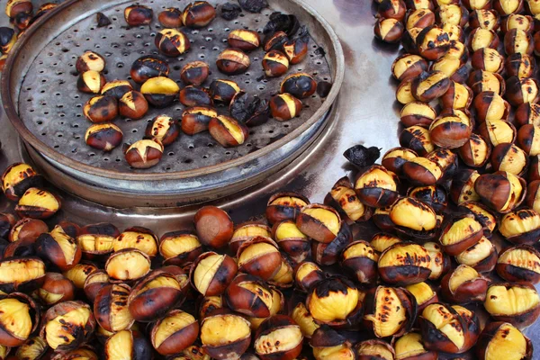 Deliciosas castañas a la parrilla — Foto de Stock