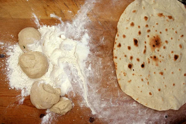 Как приготовить домашнюю турецкую выпечку под названием "гозлем" " — стоковое фото
