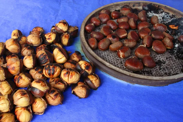 Deliciosas castañas a la parrilla — Foto de Stock