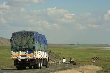 kırsal yalnız bir yol, gidiş bir kamyon