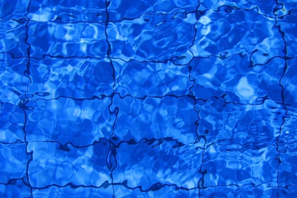 Sfocatura piscina acqua come sfondo — Foto Stock