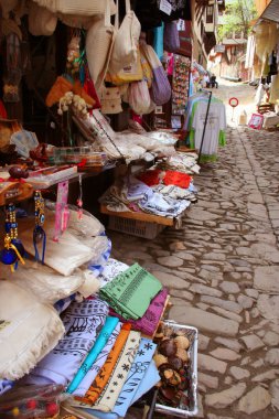 ürünleri görüntüleyen bir Hediyelik eşya dükkanı