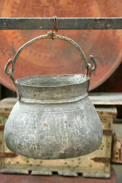 Un vaso antico appeso in mostra in un negozio di souvenir — Foto Stock