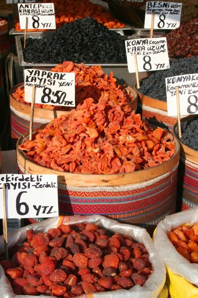 Exhibición sana de los albaricoques secos en el bazar —  Fotos de Stock