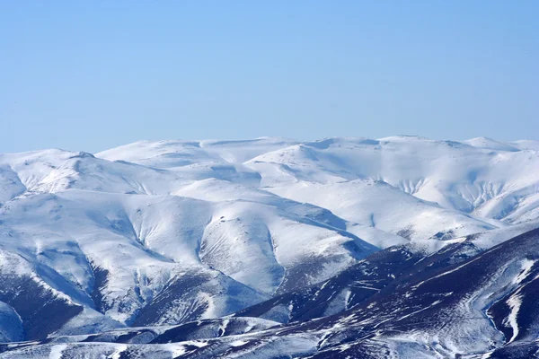 Uroczy widok na śniegu w góry — Zdjęcie stockowe