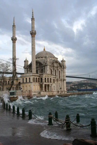 Rüzgar, Hava yağmurlu, Türkiye'de Ortaköy Camii