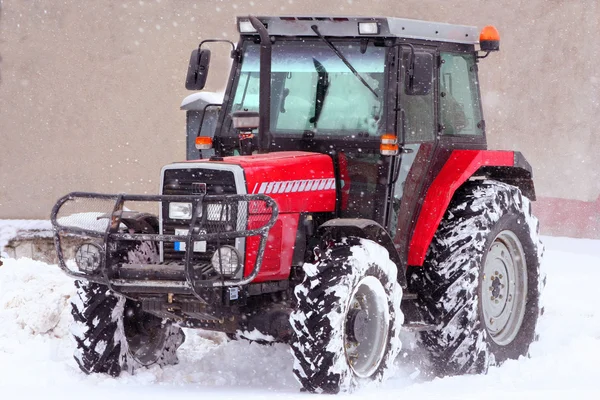 Tractor en la nieve —  Fotos de Stock
