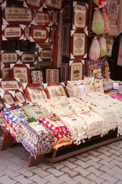 En souvenirbutik som visar sina produkter — Stockfoto