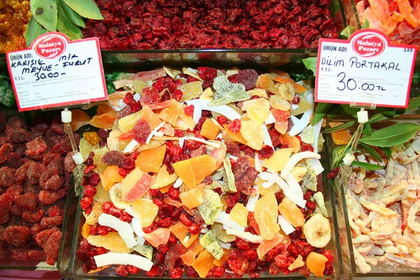 Fruta seca em exposição no bazar — Fotografia de Stock