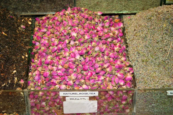 Delicioso té natural saludable en exhibición en el bazar —  Fotos de Stock