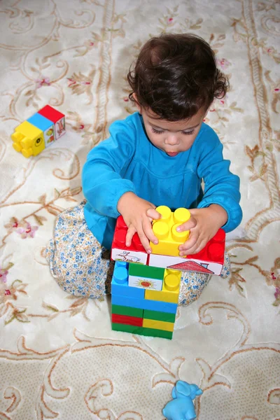 Bebé niña jugando en casa — Foto de Stock