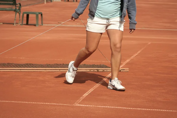 Ferramenta pela qual quadra de tênis está limpando — Fotografia de Stock