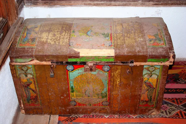 Old antique chest — Stock Photo, Image