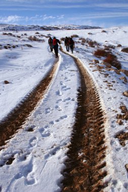 Kışın dağ tepesinde bir görünüm