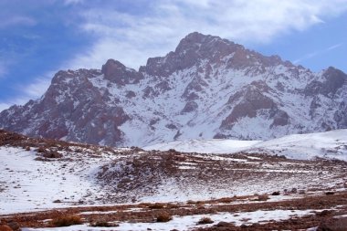 Kışın dağ tepesinde bir görünüm
