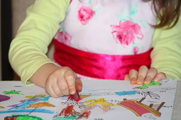 Ręce dziecka, malarstwo — Zdjęcie stockowe