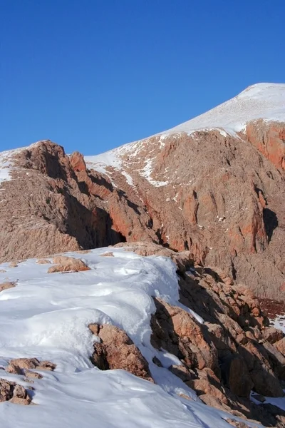 Een uitzicht vanaf de top van de berg in de winter — Stockfoto