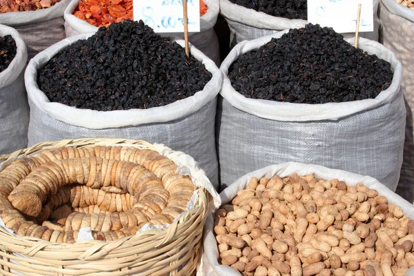 Amuse-gueule exposé dans un marché de rue — Photo