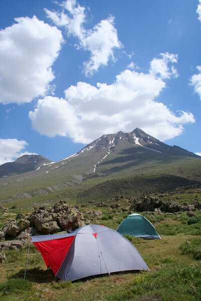 Вид с вершины горы и кемпинг в горах

