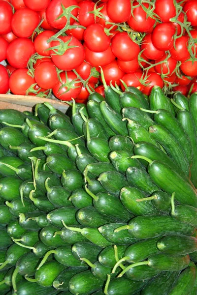 Огурцы и помидоры на базаре — стоковое фото